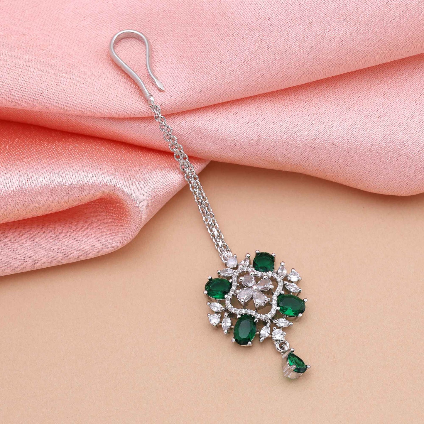 Grünfarbenes traditionelles, funkelndes American Diamond Maang Tikka für Kultur- und Brautmode