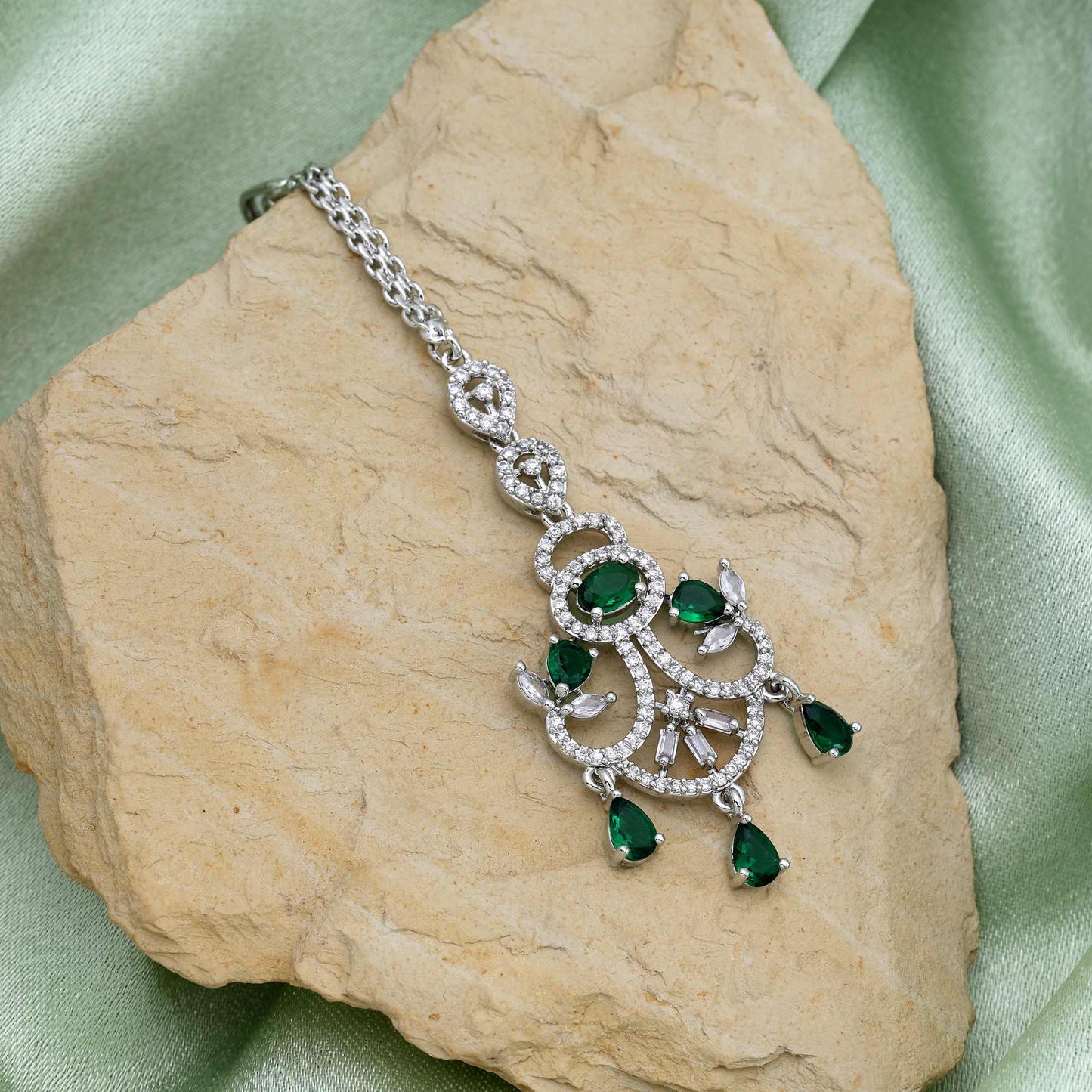 Grüner American Diamond Maang Tikka mit strahlendem Glanz für Braut- und traditionelle Looks