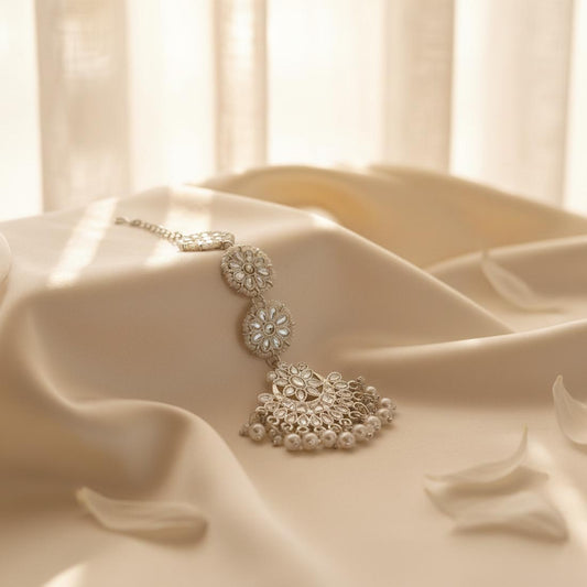 White Color Kundan Maang Tikka With Classic Pearl Inspired Ethnic Finish