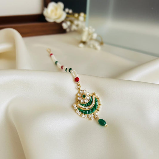 Green Color Kundan Maang Tikka With Antique Gold Tone Detailing