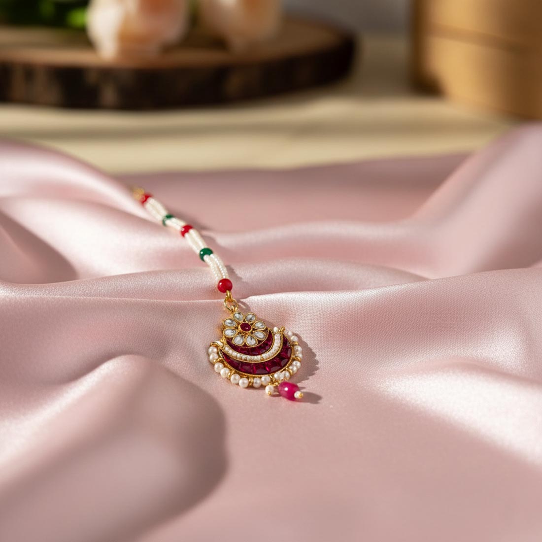 Rani Color Kundan Maang Tikka mit aufwendigem Steinbesatz – Brautzauber