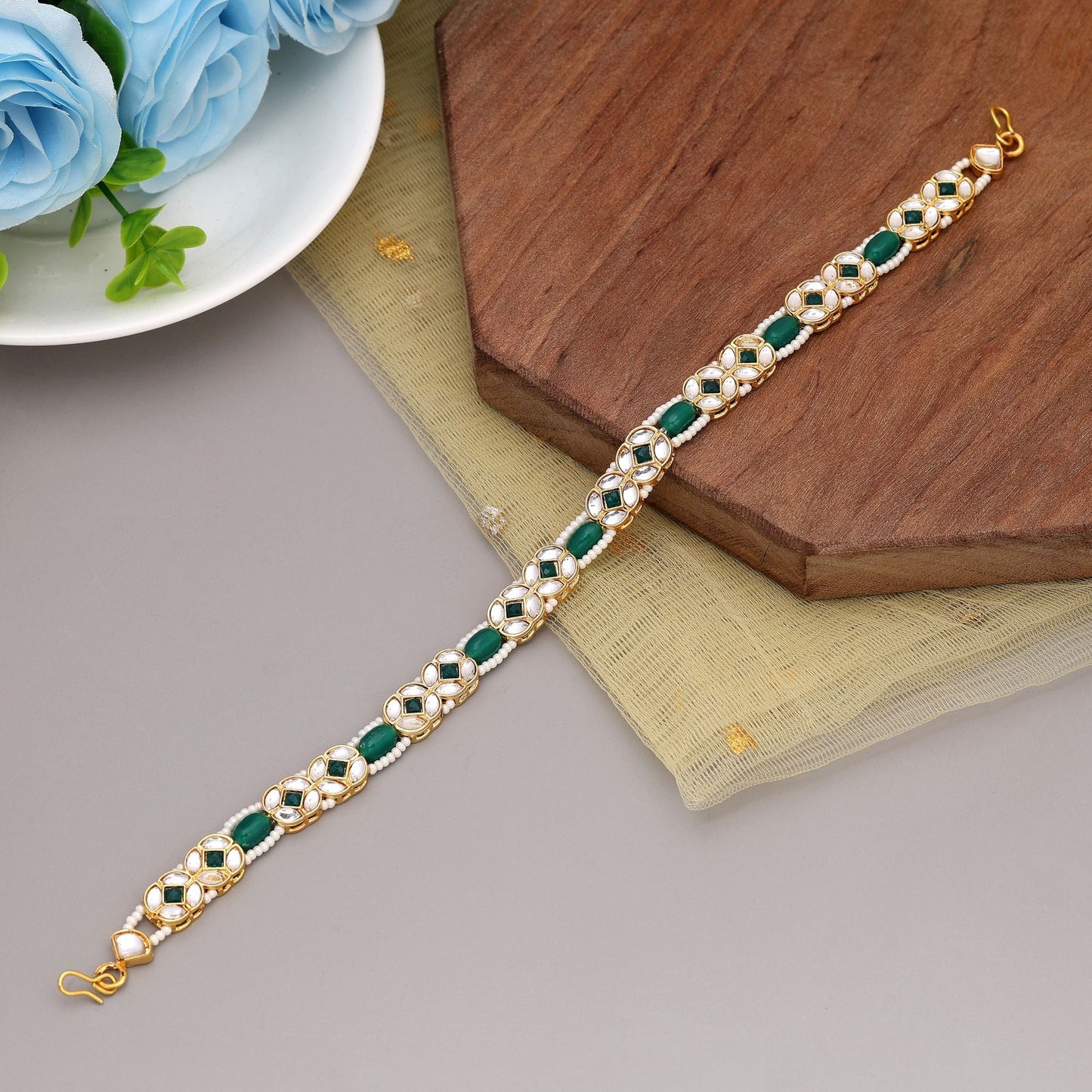 Grün & Weiß Farbe Kundan Matha Patti mit elegantem traditionellem Braut-Stirn-Design