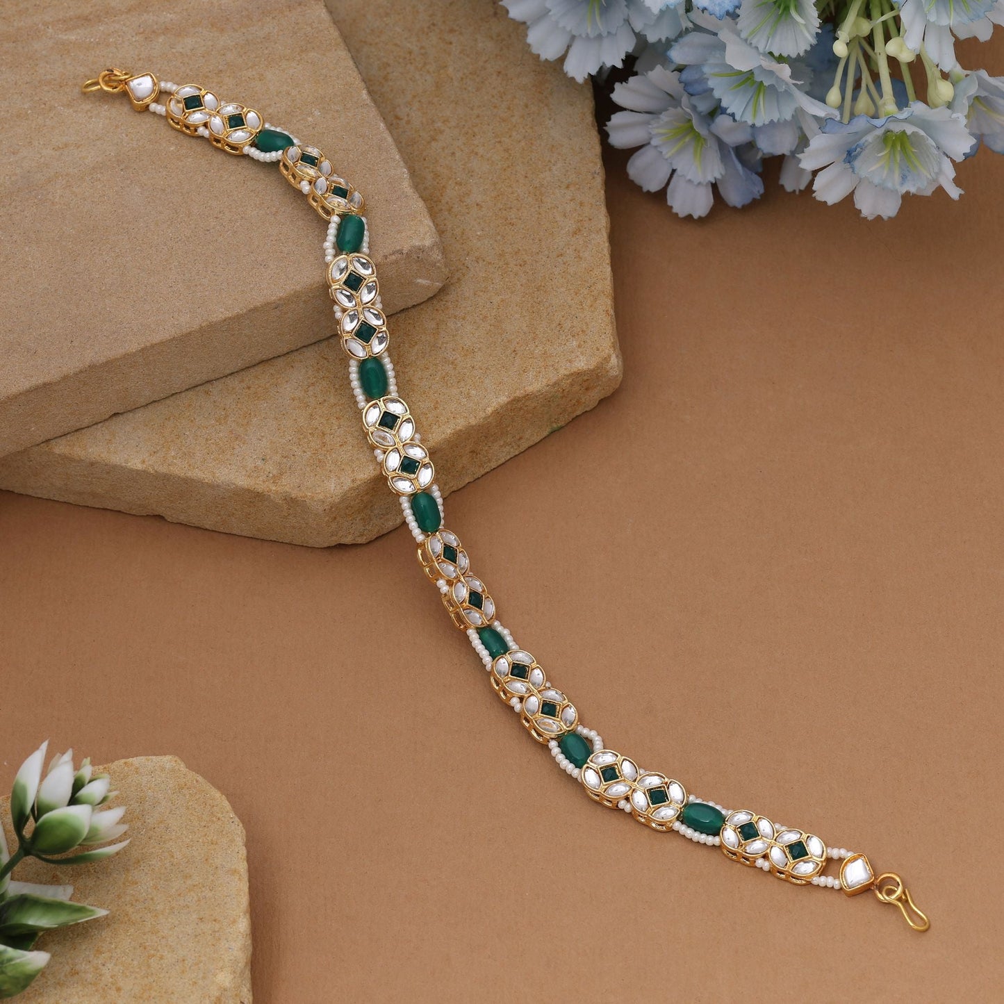 Grün & Weiß Farbe Kundan Matha Patti mit elegantem traditionellem Braut-Stirn-Design