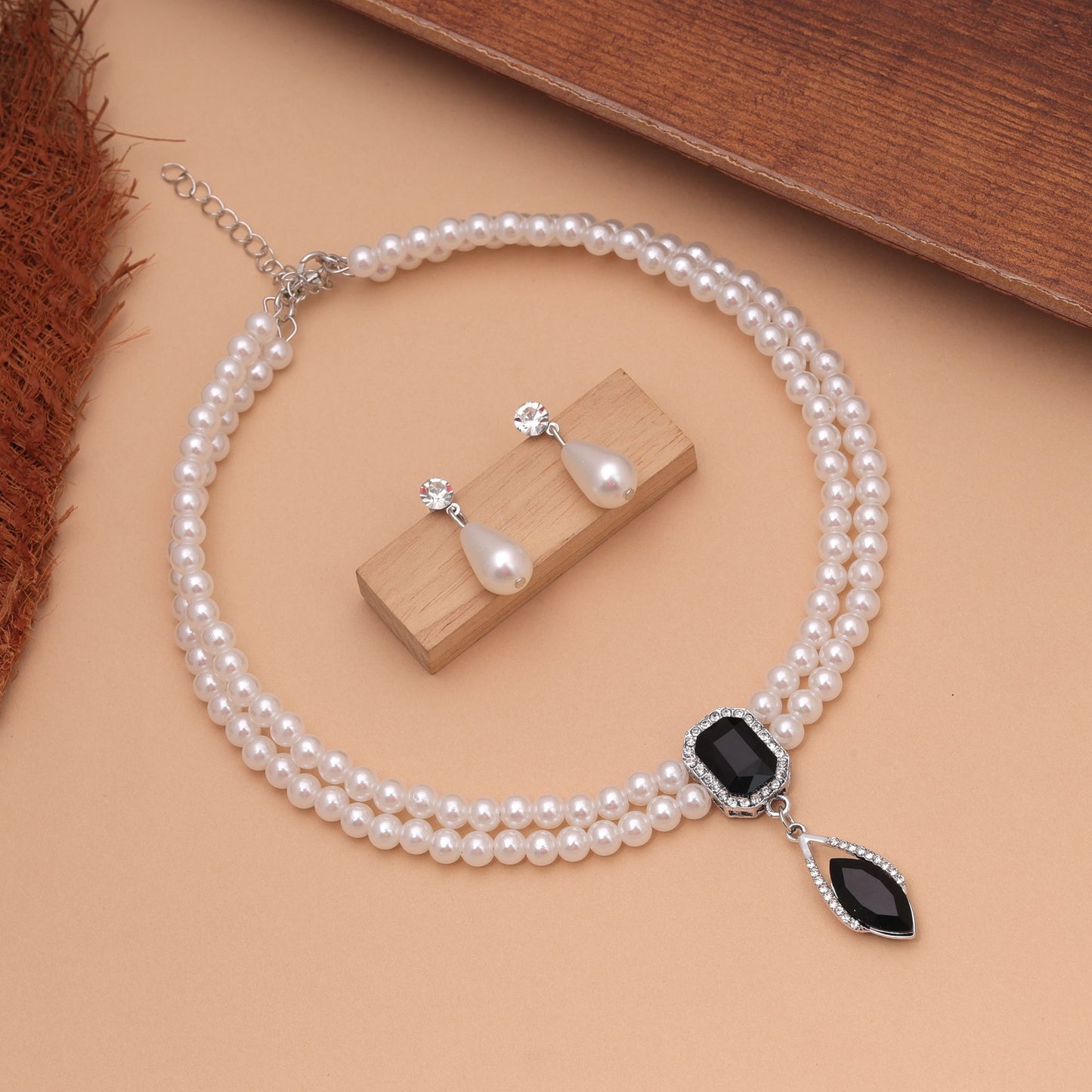 Black Color Stone Necklace Set Featuring Elegant Artwork with Stylish Fashion Jewelry Appearance