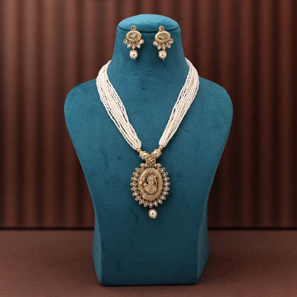 Elegant Gold Color Matte Gold Necklace Set Highlighting Fine Carved Leaf Pattern Design