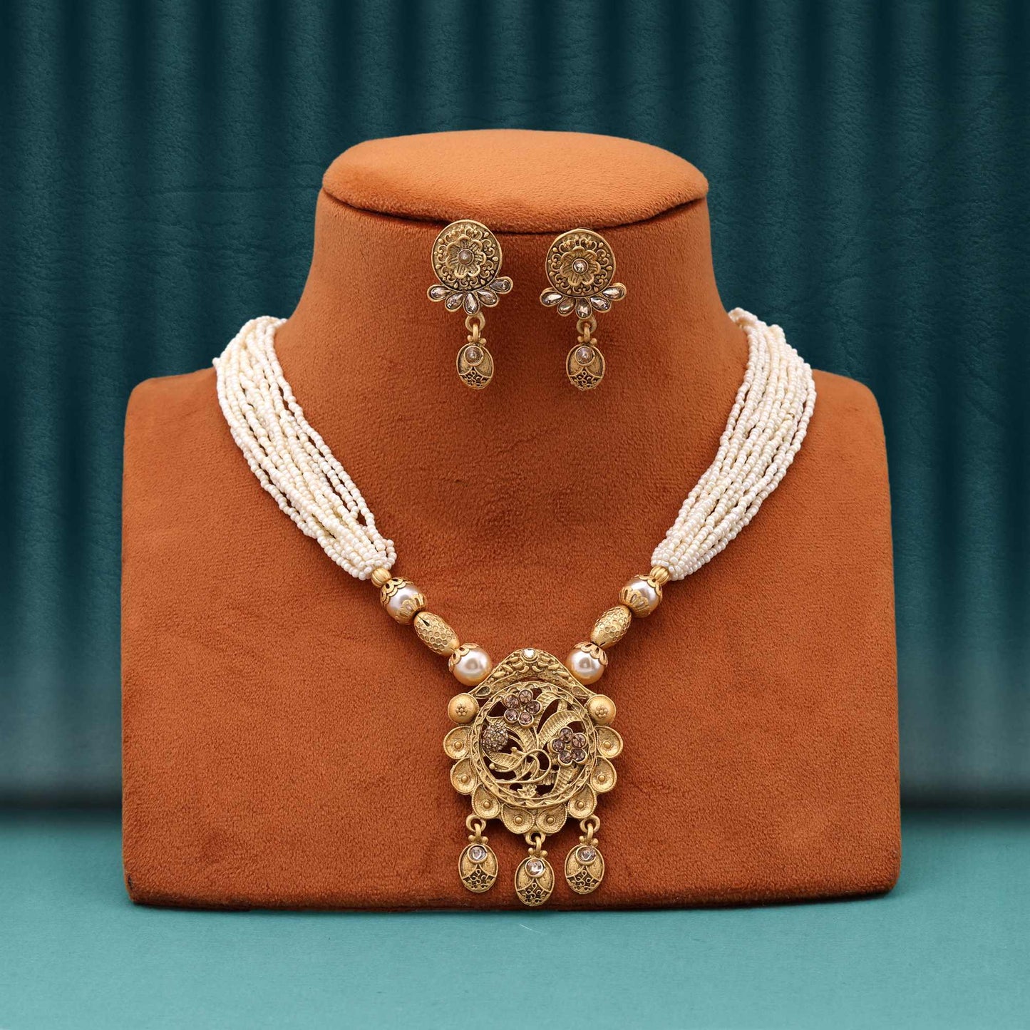Royal Gold Color Matte Gold Necklace Set With Artistic Filigree Detailing For Occasions