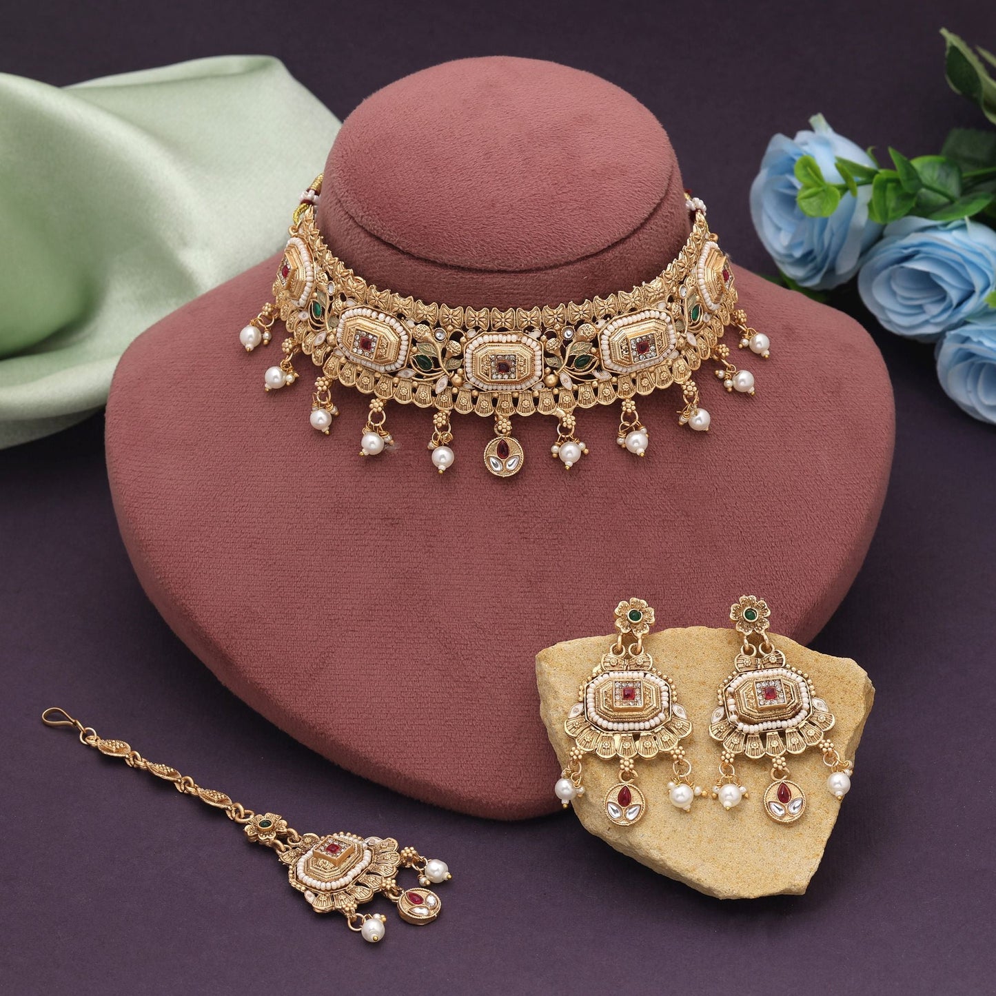 Halskette im Rani- und Grün-Design mit mattgoldener Choker-Kette und Ohrringen, die königliche traditionelle Handwerkskunst zur Schau stellen