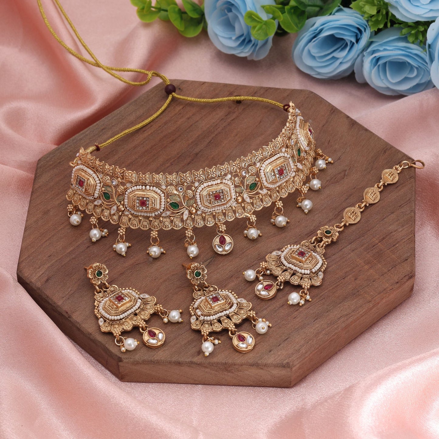 Halskette im Rani- und Grün-Design mit mattgoldener Choker-Kette und Ohrringen, die königliche traditionelle Handwerkskunst zur Schau stellen