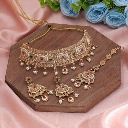 Halskette im Rani- und Grün-Design mit mattgoldener Choker-Kette und Ohrringen, die königliche traditionelle Handwerkskunst zur Schau stellen