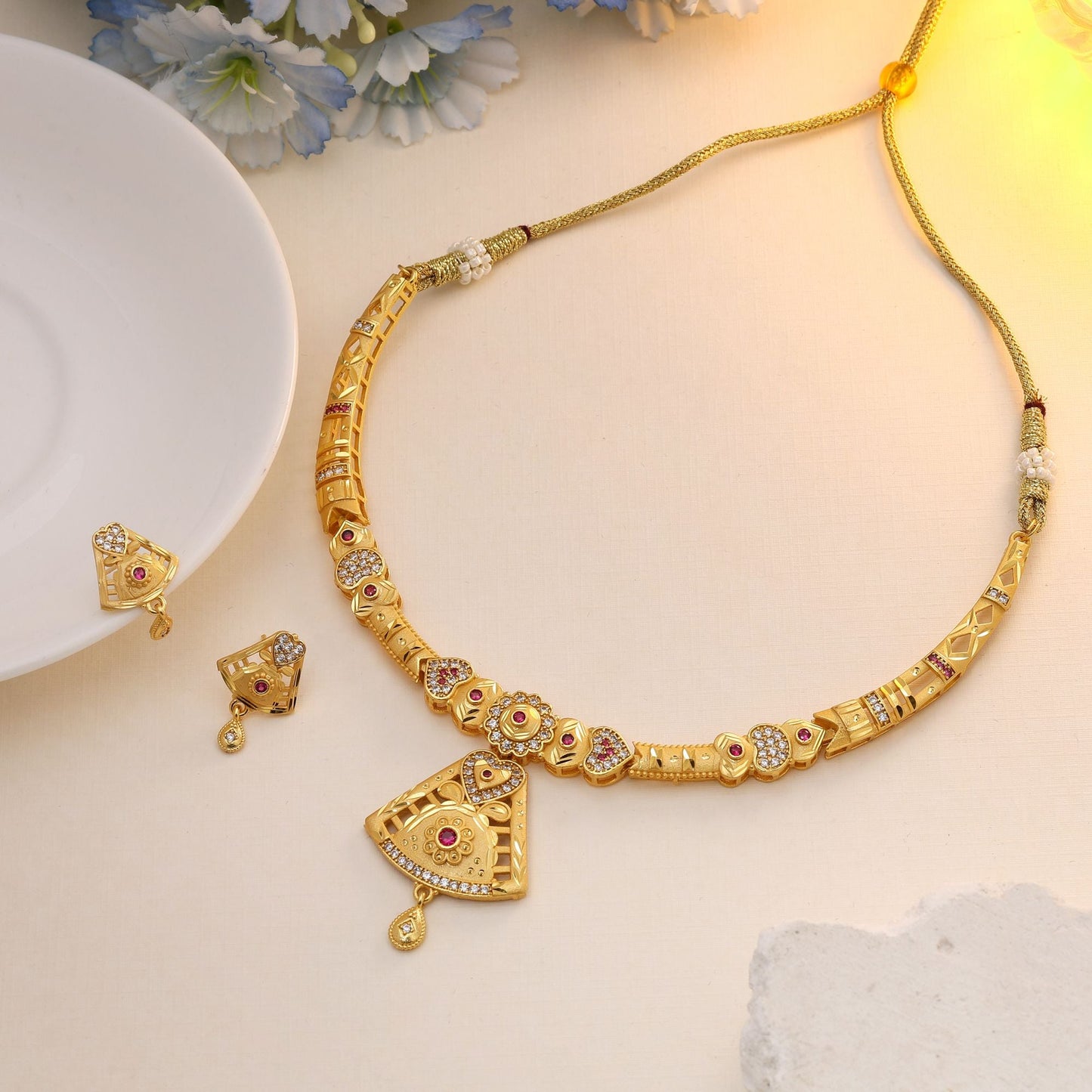 Halsketten-Set in Goldfarbe Mattgold mit klassischem indischem Erbe-Design