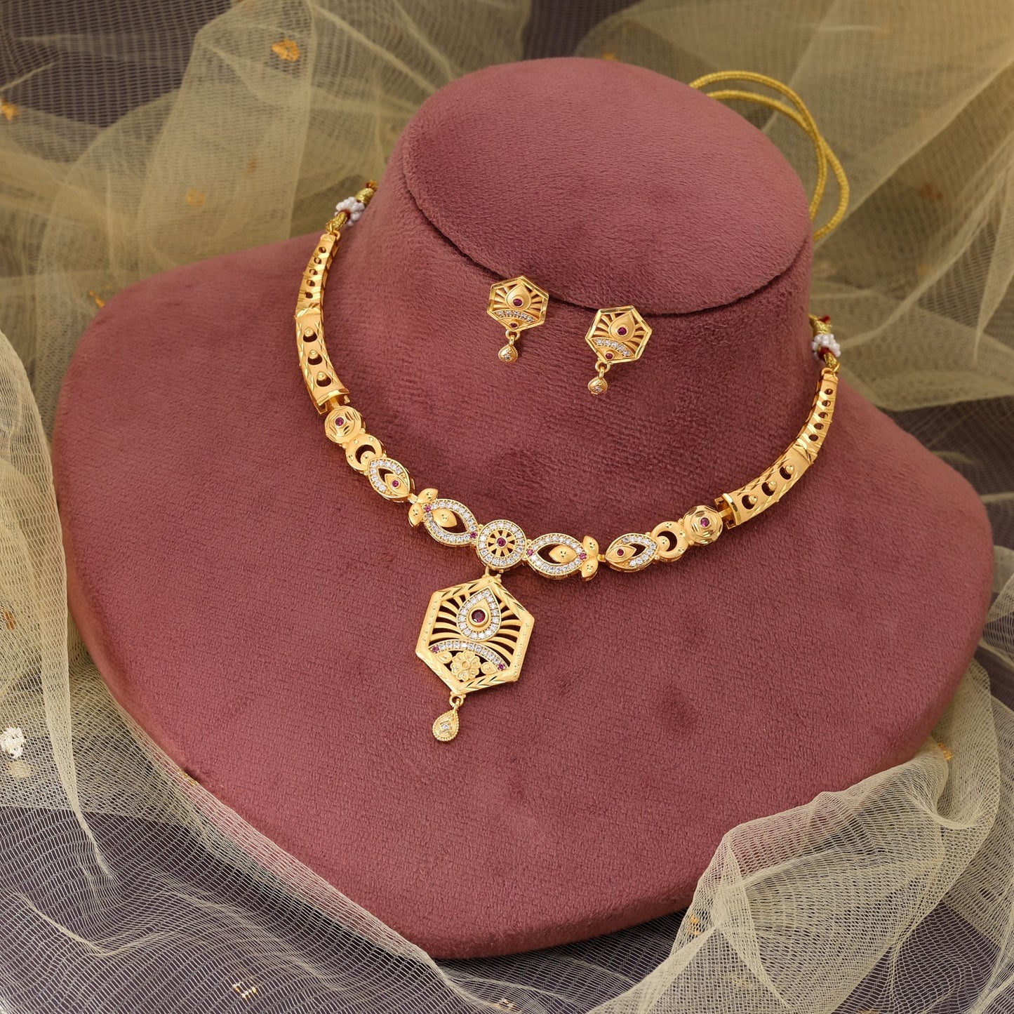 Halsketten-Set aus goldfarbenem Mattgold, das reiche kulturelle Schmuckkunst widerspiegelt