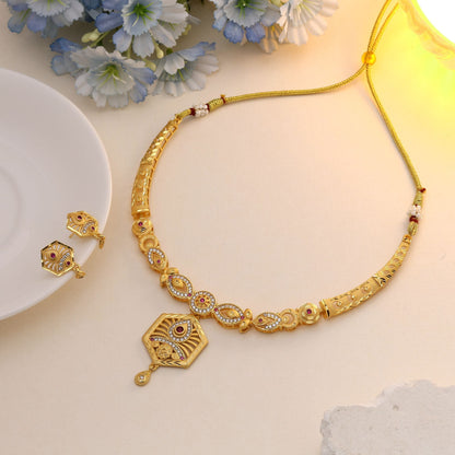Halsketten-Set aus goldfarbenem Mattgold, das reiche kulturelle Schmuckkunst widerspiegelt