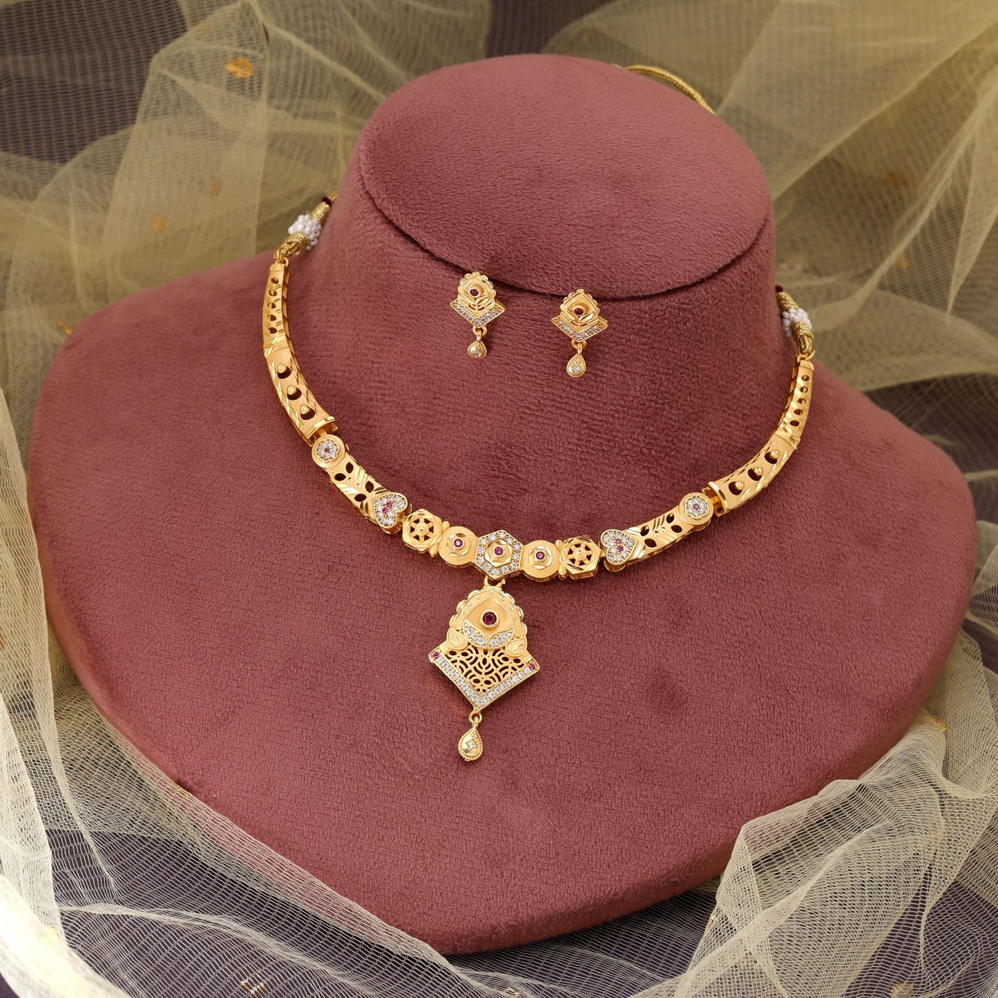 Goldfarbenes mattgoldenes Halsketten-Set, entworfen für die stilvolle Kombination mit Saree und Lehenga