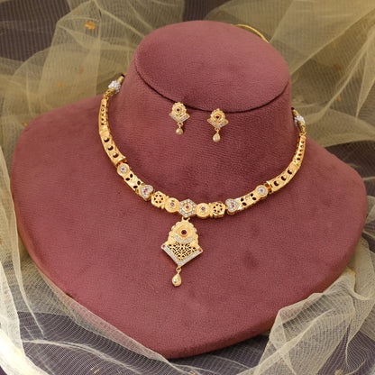 Goldfarbenes mattgoldenes Halsketten-Set, entworfen für die stilvolle Kombination mit Saree und Lehenga