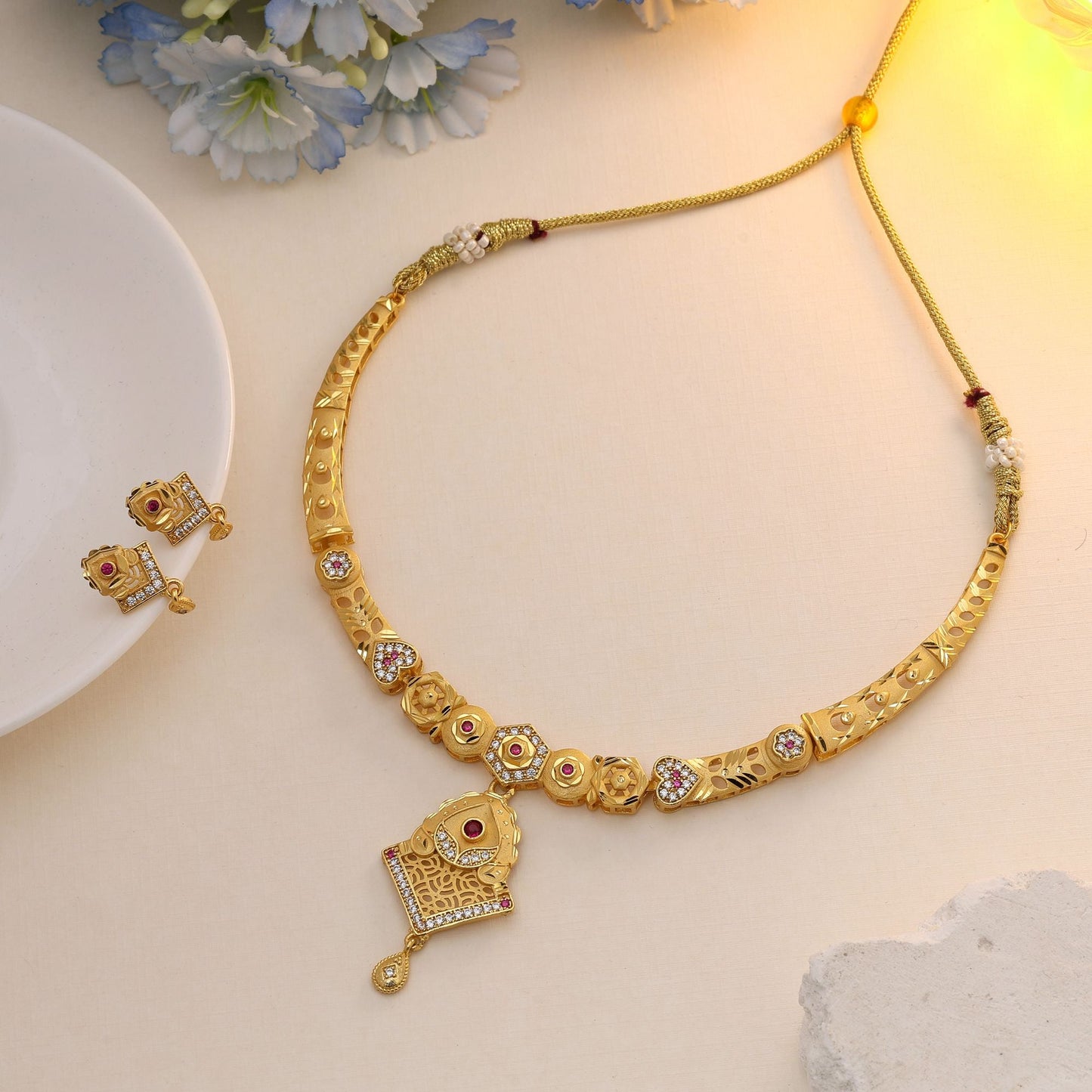 Goldfarbenes mattgoldenes Halsketten-Set, entworfen für die stilvolle Kombination mit Saree und Lehenga