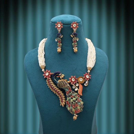 Mehrfarbiges, vom Pfau inspiriertes mattgoldenes Halsketten-Set mit königlich-ethnischem Design