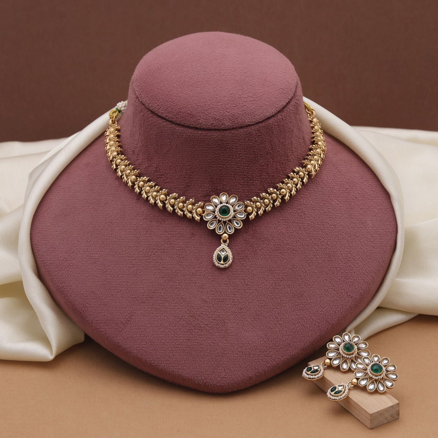 Grünes mattgoldenes Halskettenset, inspiriert von königlichen Tempelschmucktraditionen