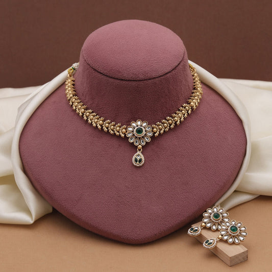 Grünes mattgoldenes Halskettenset, inspiriert von königlichen Tempelschmucktraditionen