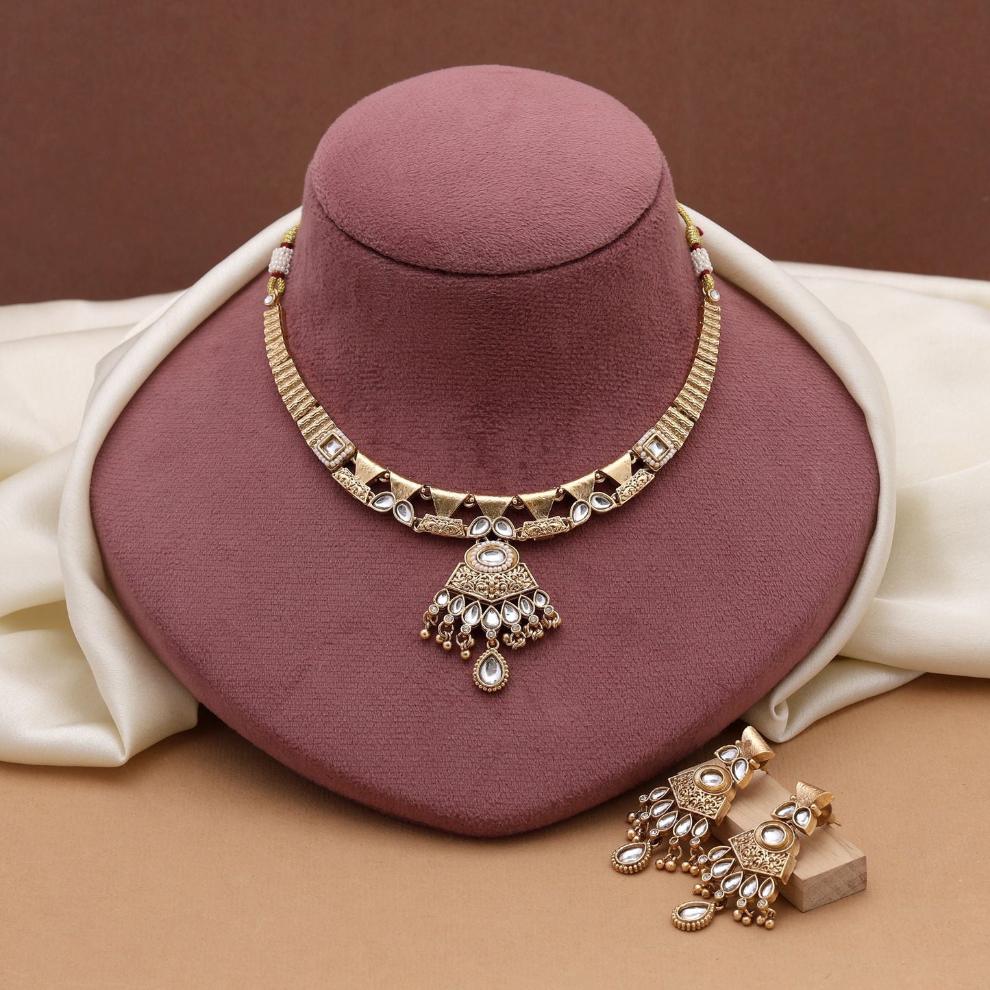 Goldfarbenes mattes Gold-Halskettenset, inspiriert von klassischem südindischem Schmuck