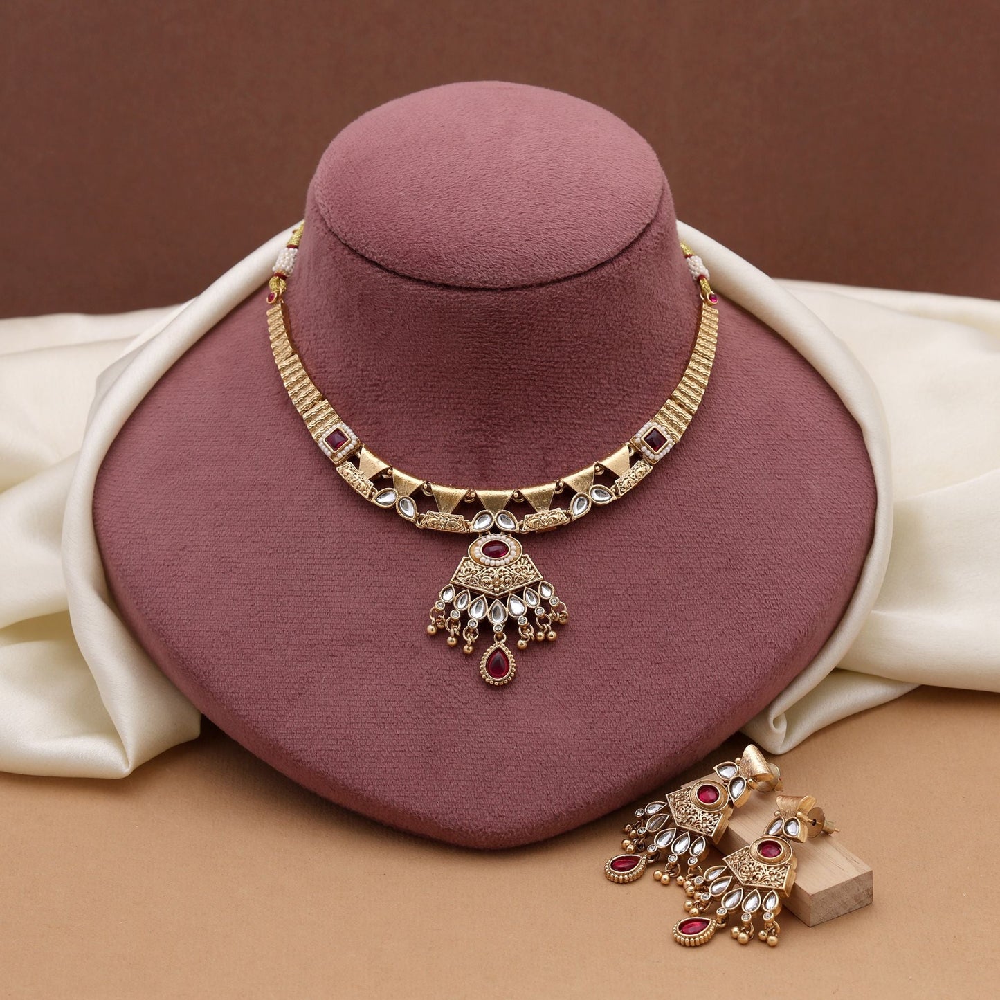 Rani Color Mattgold-Halskettenset mit aufwendigen Motiven und antikem Finish