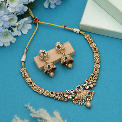 Grünes mattgoldenes Halskettenset, inspiriert von Vintage-Mustern indischer Ornamente