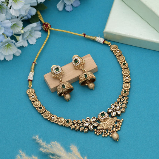 Grünes mattgoldenes Halskettenset, inspiriert von Vintage-Mustern indischer Ornamente