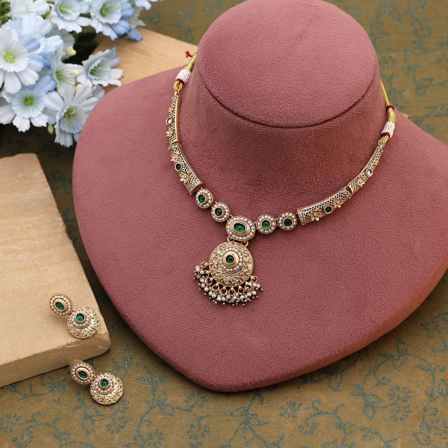 Halsketten-Set in mattem Gold mit grünen Akzenten, das klassische königliche indische Handwerkskunst widerspiegelt