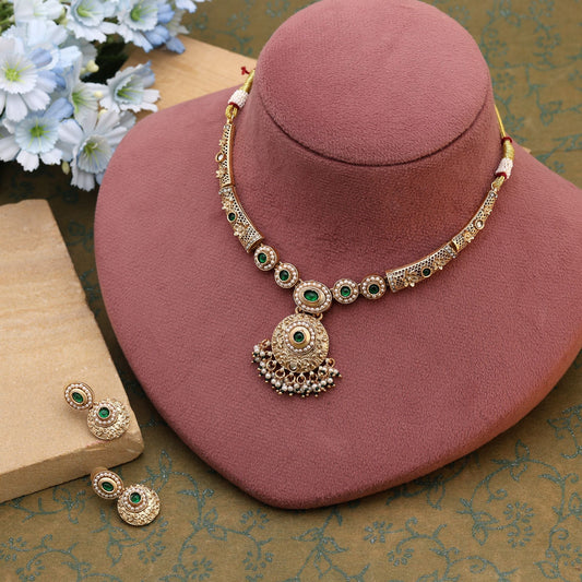 Halsketten-Set in mattem Gold mit grünen Akzenten, das klassische königliche indische Handwerkskunst widerspiegelt