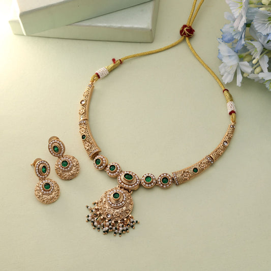 Halsketten-Set in mattem Gold mit grünen Akzenten, das klassische königliche indische Handwerkskunst widerspiegelt