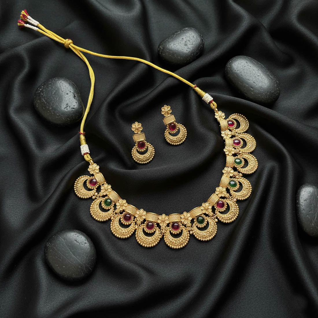 Mattgold-Halskettenset in Rani- und Grünfarbe mit eleganten, von einem Set inspirierten Details