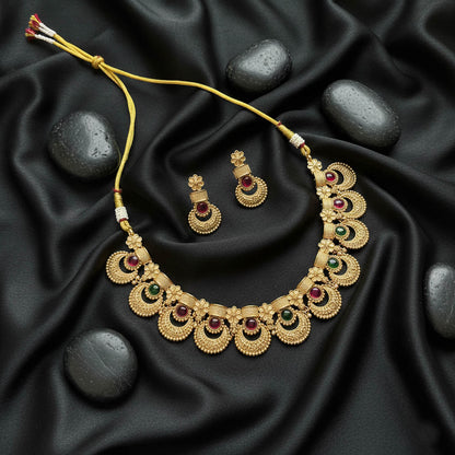 Mattgold-Halskettenset in Rani- und Grünfarbe mit eleganten, von einem Set inspirierten Details