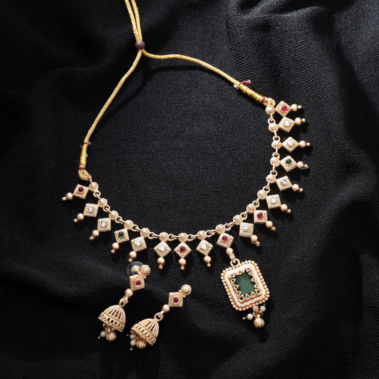 Grüne & Rani Farbe Matte Gold Halskette Set Stilvoller ethnischer Brautschmuck