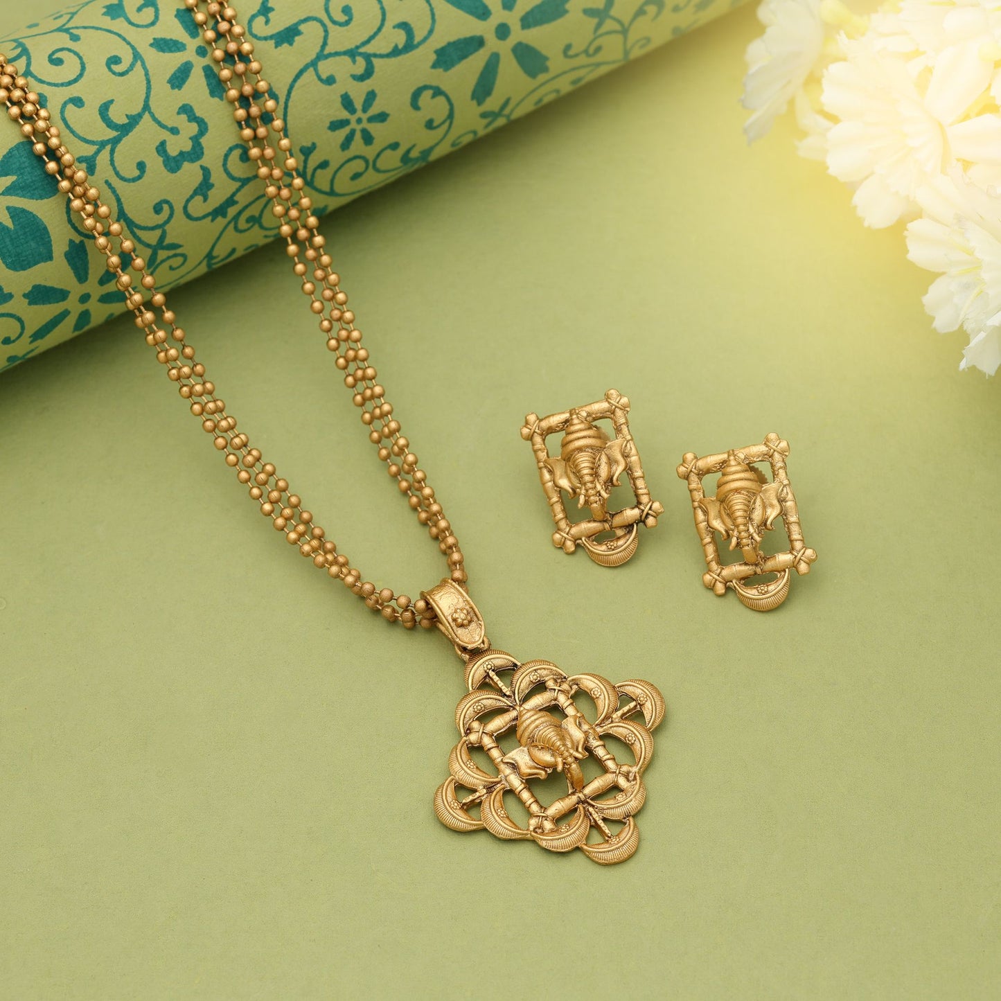 Goldfarbener Lord Ganesha Mattgold Halsketten-Set Religiöses Traditionelles Tempelschmuck Design