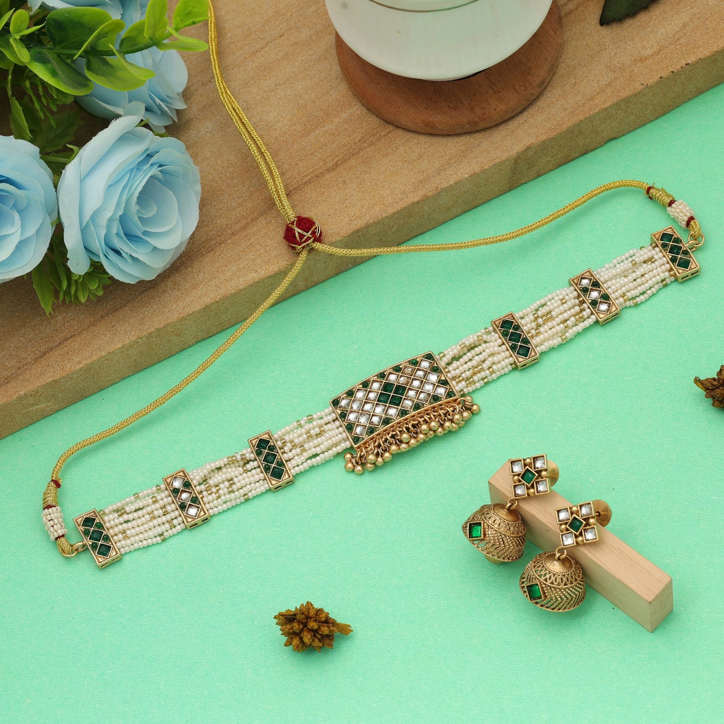 Grüner Choker Mattgold-Halsketten-Set Stilvoller ethnischer Festtags-Party-Schmuck-Design
