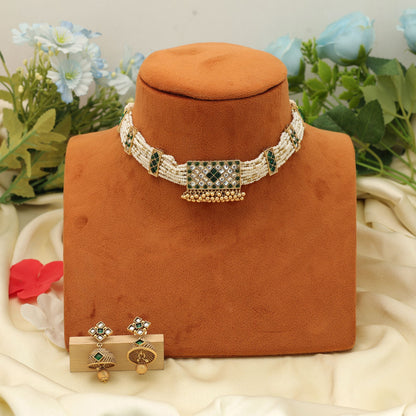 Grüner Choker Mattgold-Halsketten-Set Stilvoller ethnischer Festtags-Party-Schmuck-Design