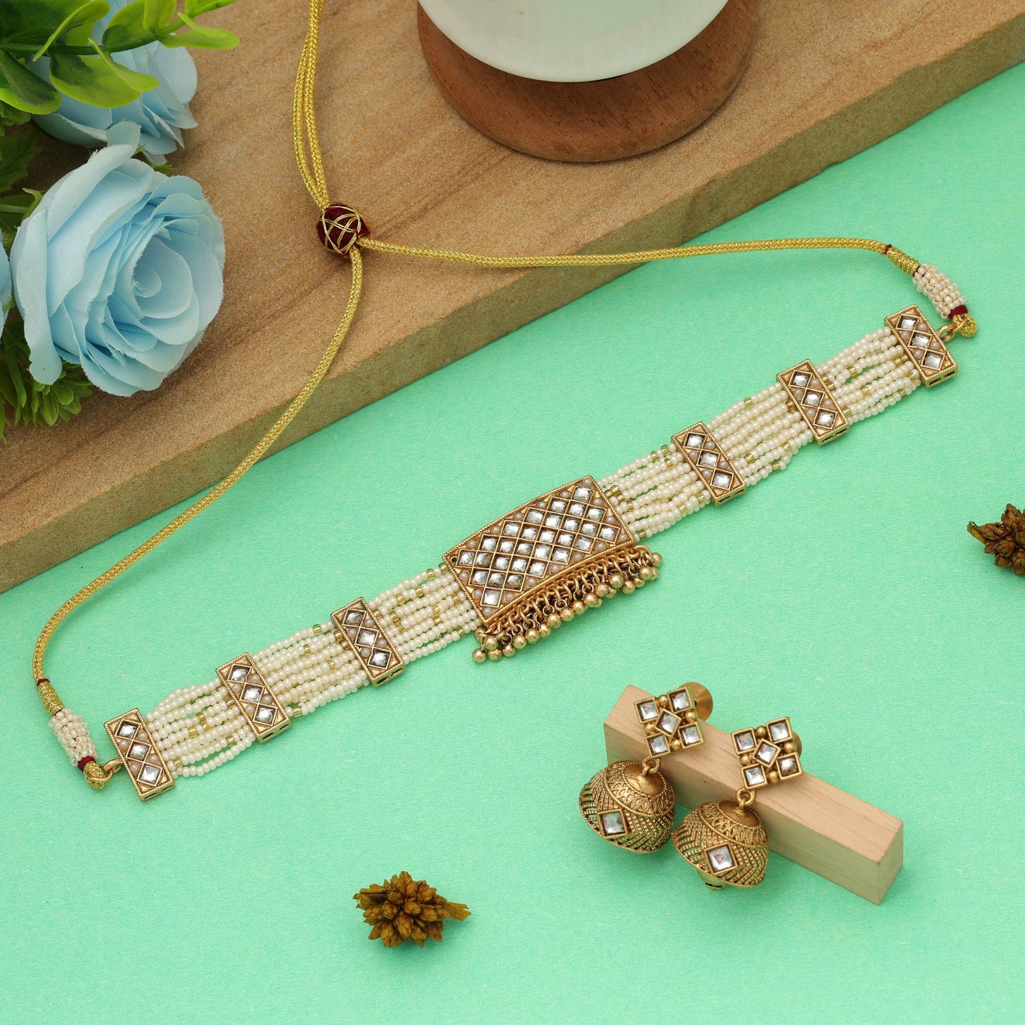 Halskette mit Choker in Weiß und mattgoldener Oberfläche, elegant, minimalistisch, traditionell, für den täglichen Gebrauch