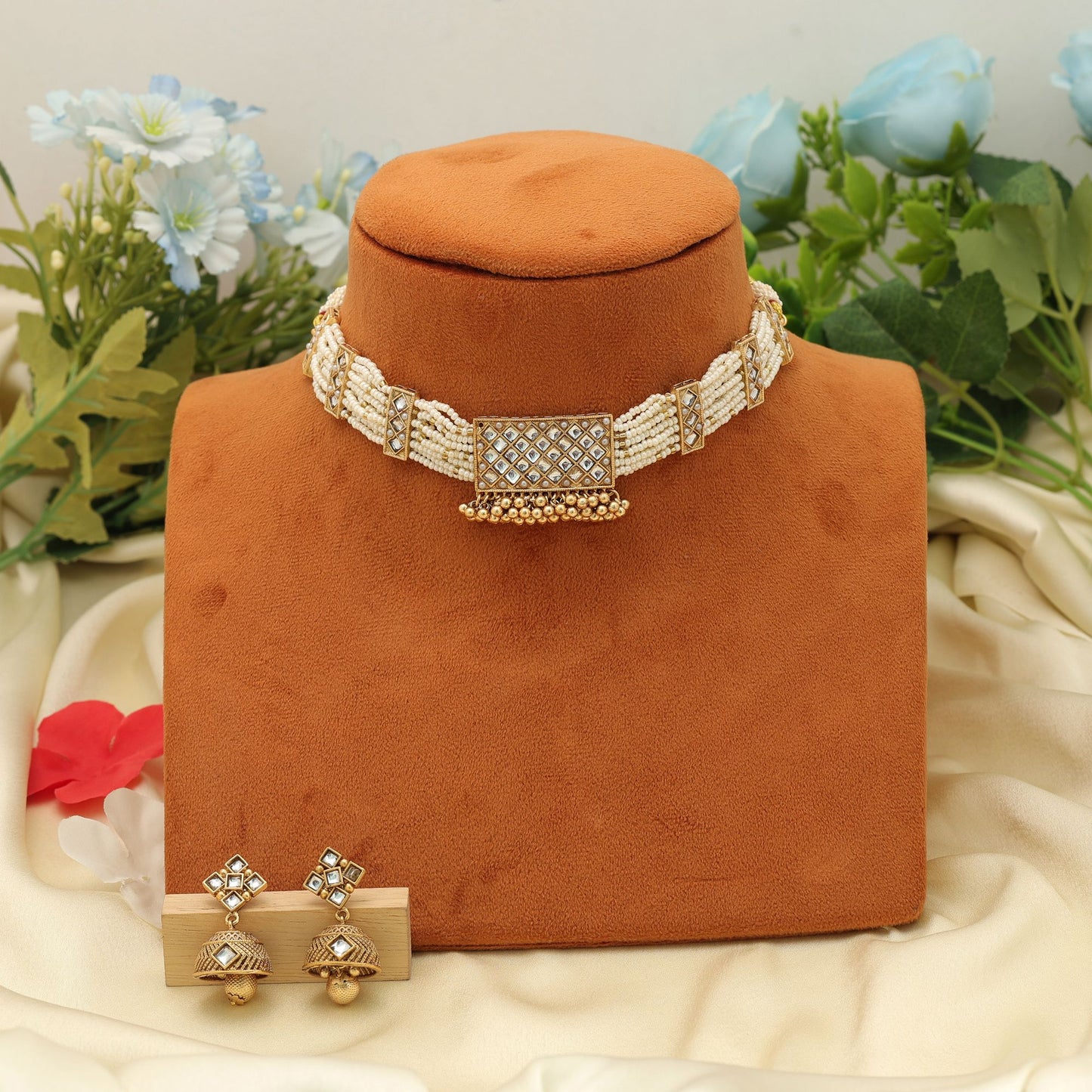 Halskette mit Choker in Weiß und mattgoldener Oberfläche, elegant, minimalistisch, traditionell, für den täglichen Gebrauch