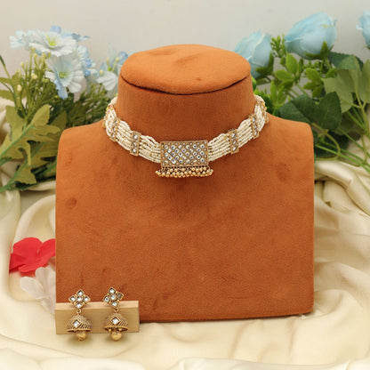 Halskette mit Choker in Weiß und mattgoldener Oberfläche, elegant, minimalistisch, traditionell, für den täglichen Gebrauch