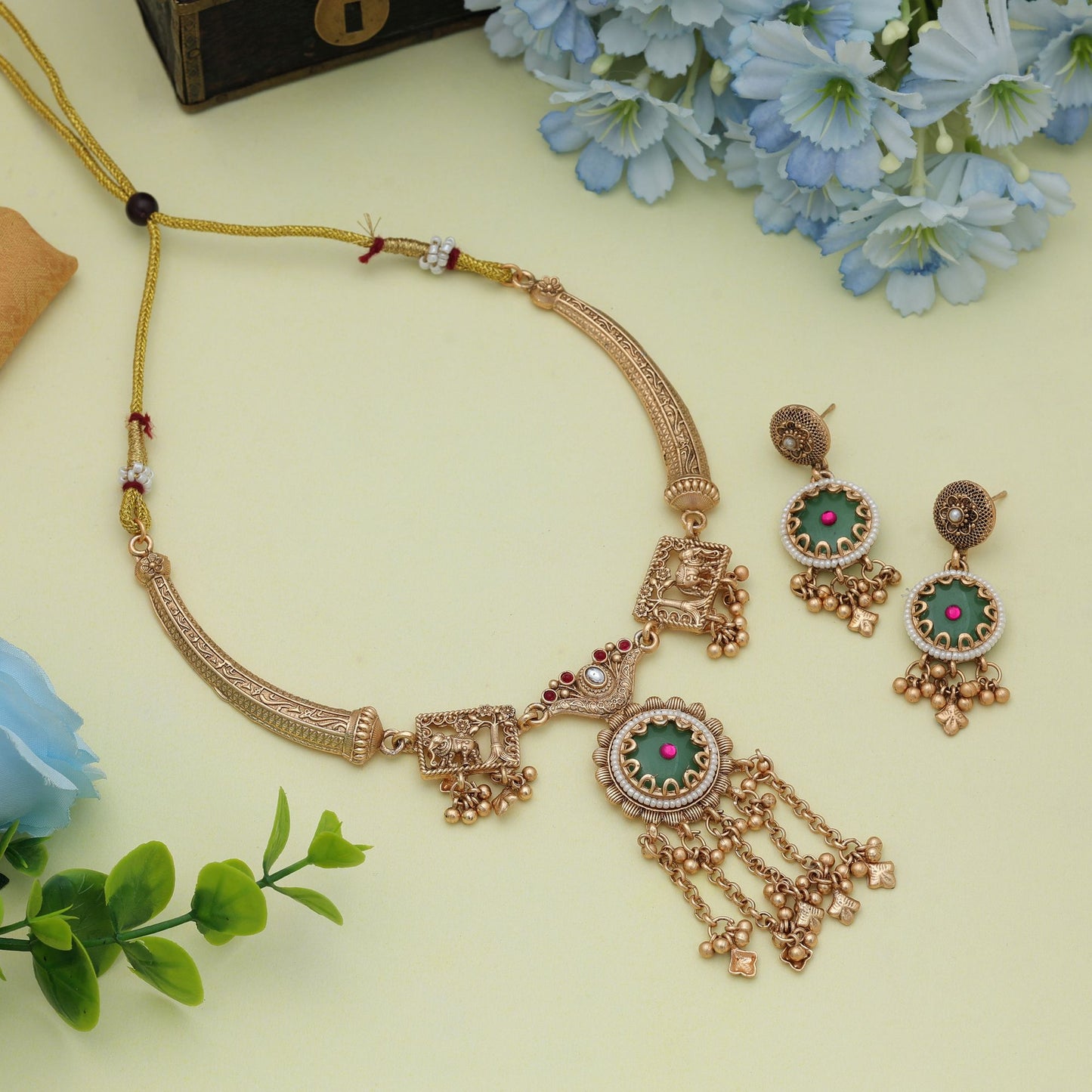Rani & Grüne Farbe Mattgold Halsketten-Set Klassisches ethnisches Braut Statement Schmuckdesign