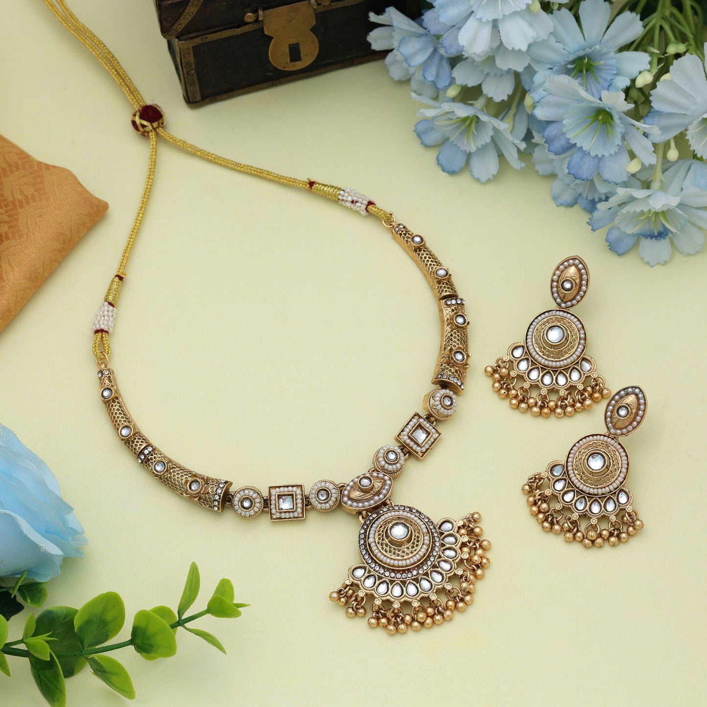 Weißgoldenes mattes Halsketten-Set Elegantes minimalistisches ethnisches Design für den täglichen Gebrauch