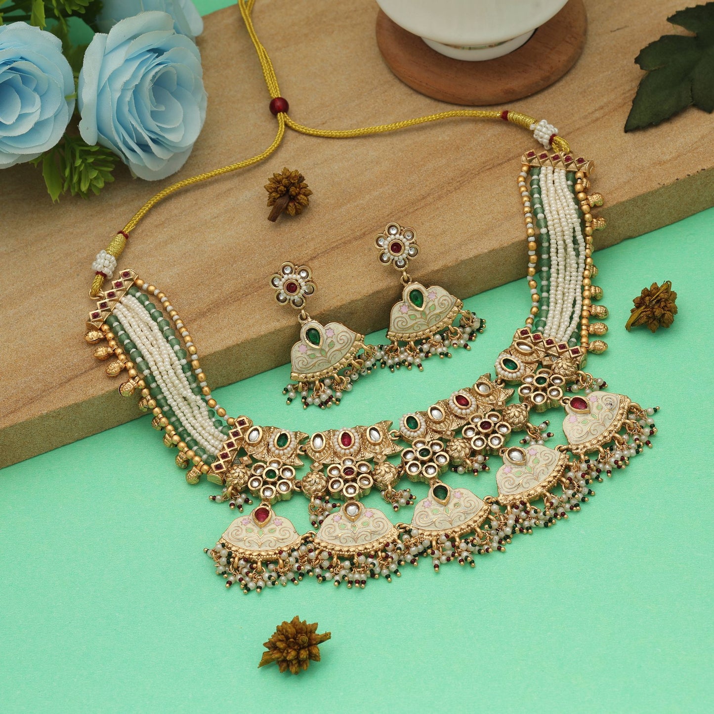 Mehrfarbiger Meena-Arbeit matter Gold-Halskette-Set Traditioneller festlicher Designer-Schmuck-Kollektion