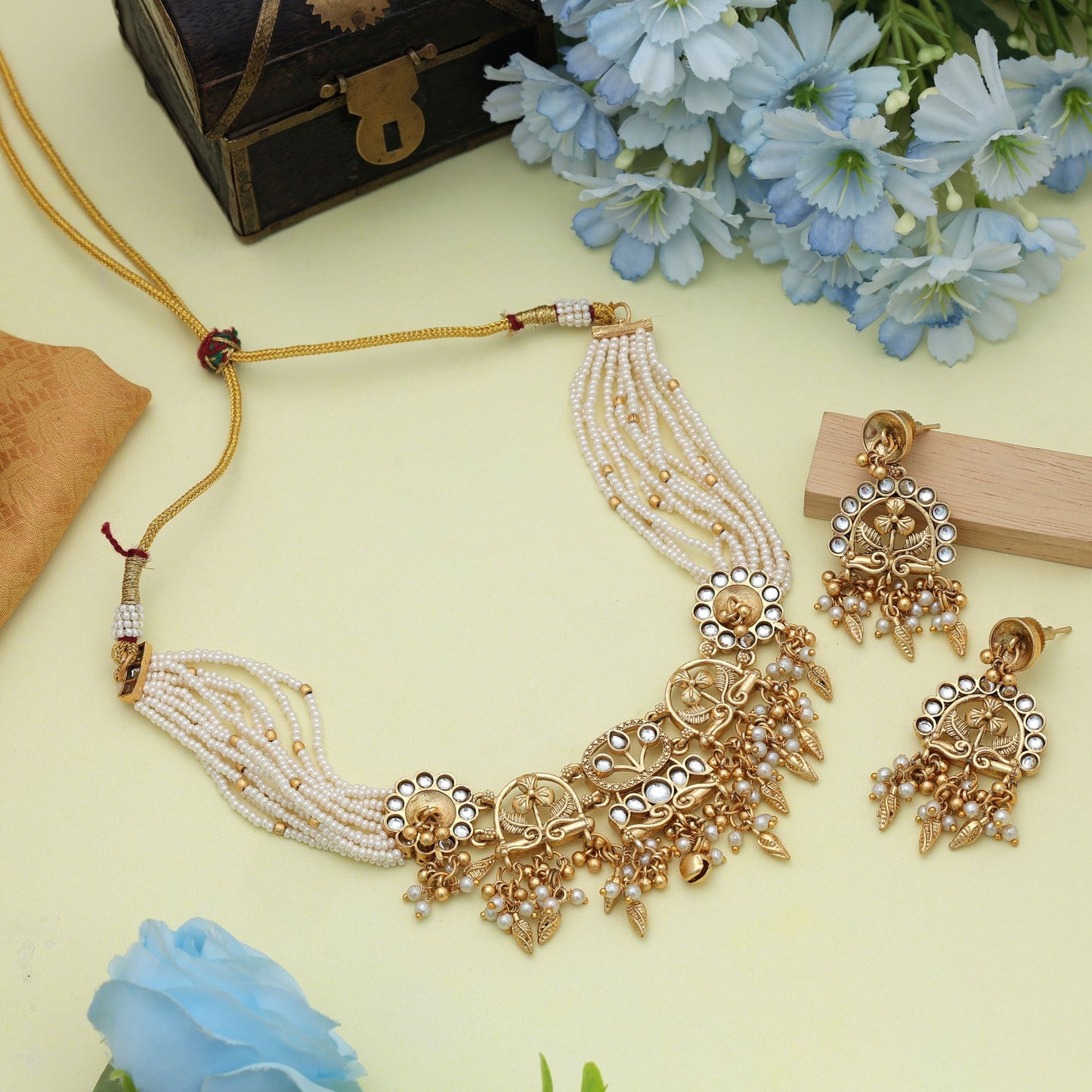 Weißer Choker, mattgoldene Halskette, minimalistisch, stilvoll, ethnischer Partyschmuck