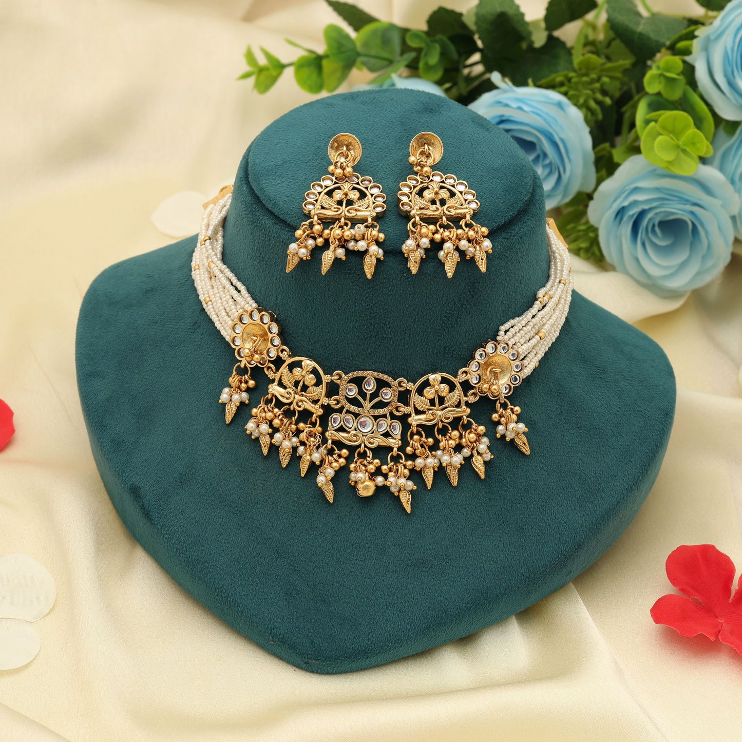 Weißer Choker, mattgoldene Halskette, minimalistisch, stilvoll, ethnischer Partyschmuck