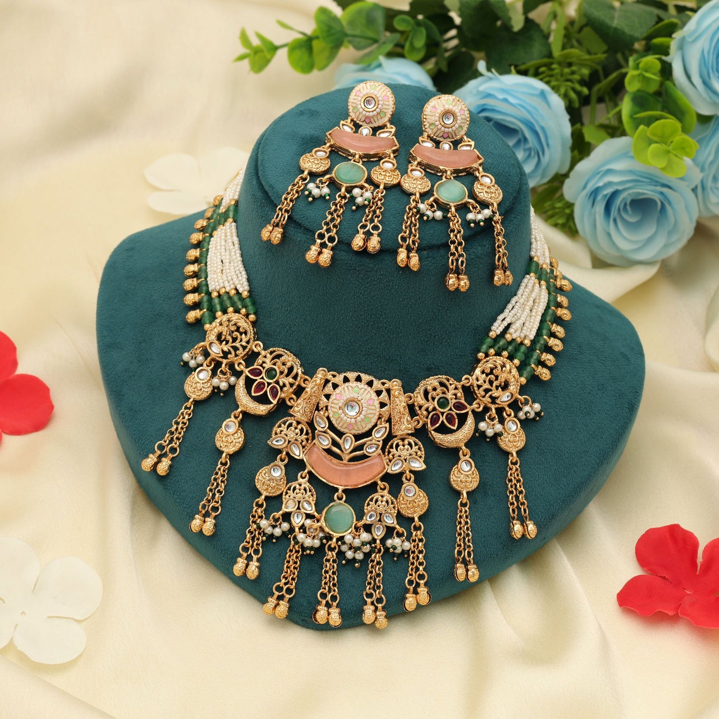 Mehrfarbiges mattgoldenes Halsketten-Set Trendige ethnische festliche Designer-Schmuckkollektion