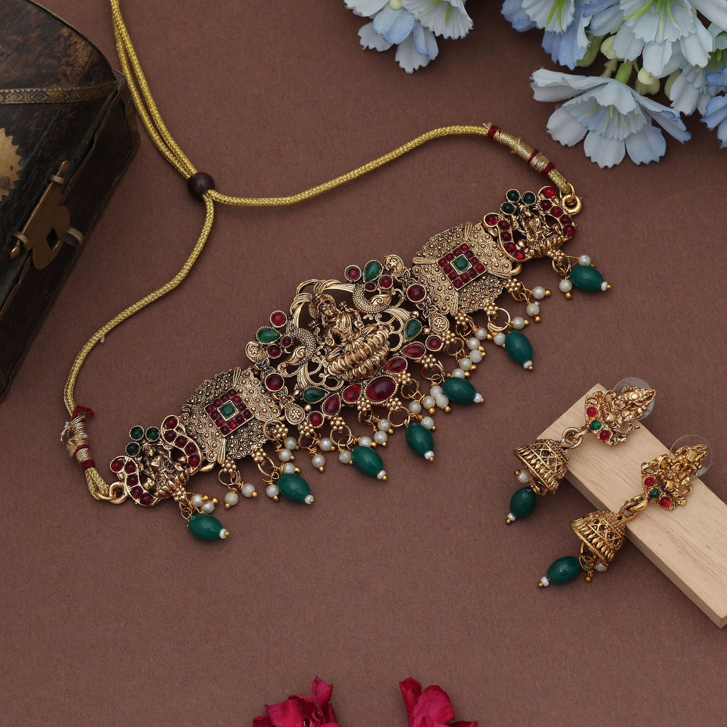 Klassische grüne Halskette mit antikem Finish im Lord-Lakshmi-Tempel-Stil