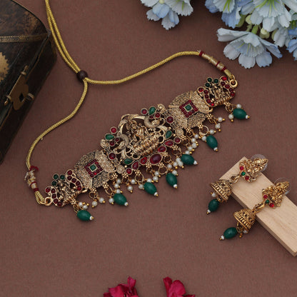 Klassische grüne Halskette mit antikem Finish im Lord-Lakshmi-Tempel-Stil