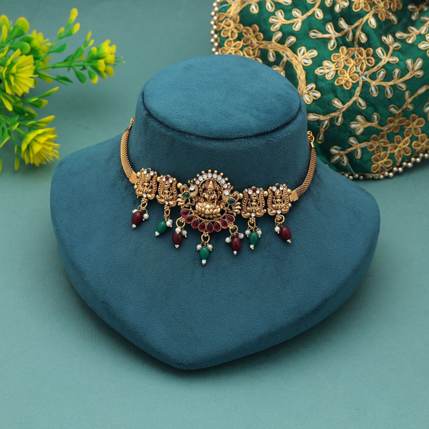 Elegantes, weinrotes und grünes Choker-Tempelhalskette für traditionelle Hochzeitsfeiern