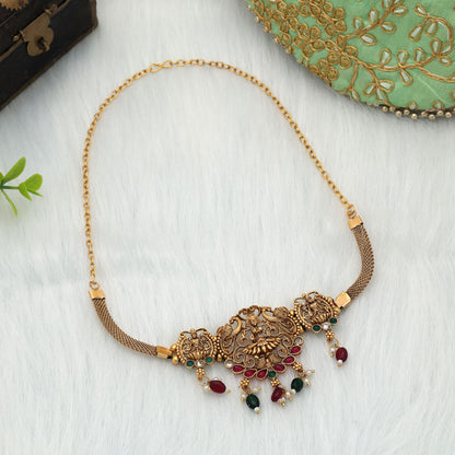 Charmantes Collier im Tempel-Stil in Weinrot & Grün mit elegantem Ethno-Finish