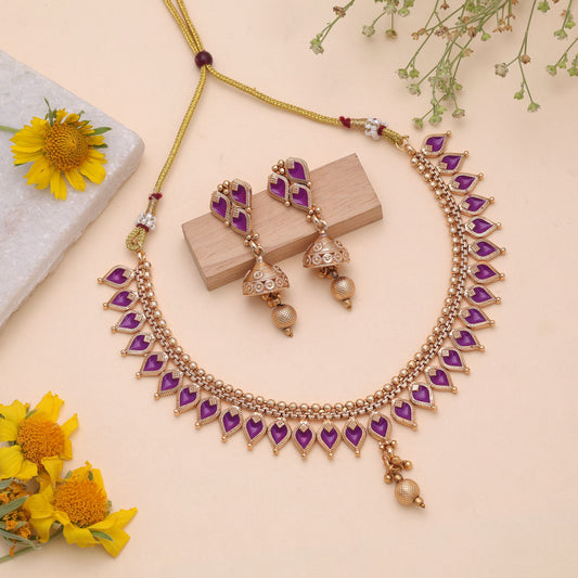 Lila Farbiger Tempel Halsketten-Schmuckset im eleganten Designer-Heritage-Stil