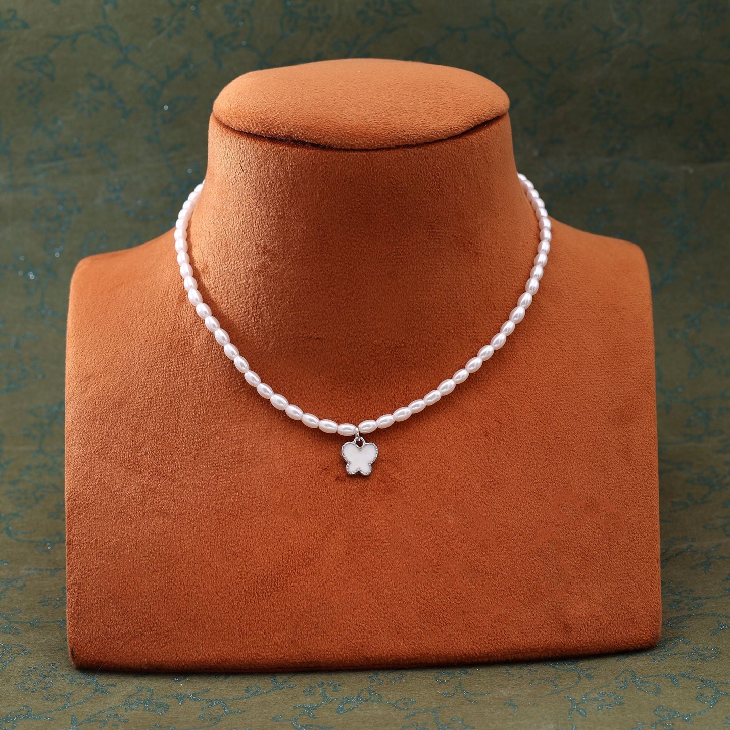 Elegant White Color Fashion Necklace For Party And Casual Occasions